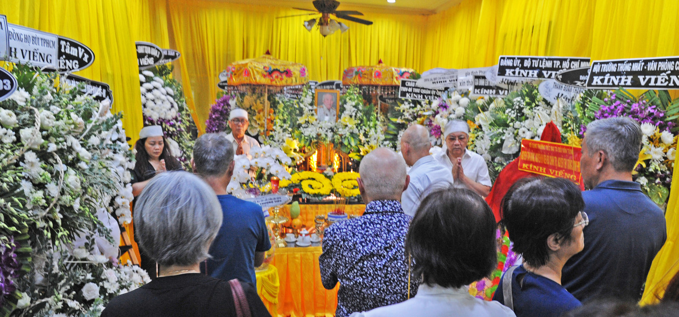 Cán bộ, nhân dân, đồng đội tới viếng Đại tá Bùi Văn Tùng. Ảnh: Trần Nguyên Anh