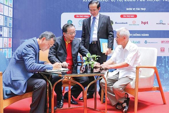 Ông Lương Tiến (bìa phải) chia sẻ câu chuyện về danh nhân Lương Văn Can tại “Tuần lễ Doanh nhân và Sách 2020”