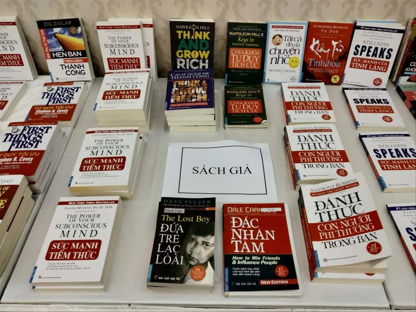 Trưng bày một số sách giả được in ấn và bày bán trái phép Trưng bày một số sách giả được in ấn và bày bán trái phép