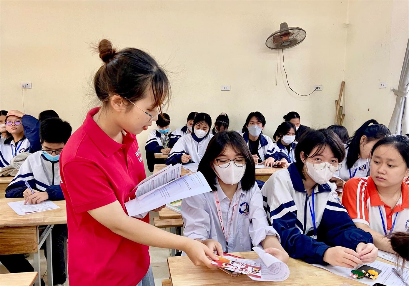 Bạn Nguyễn Thùy Mai (sinh viên năm 2, trường Đại học Ngoại thương) hướng dẫn học viên tại trung tâm tiếng Anh