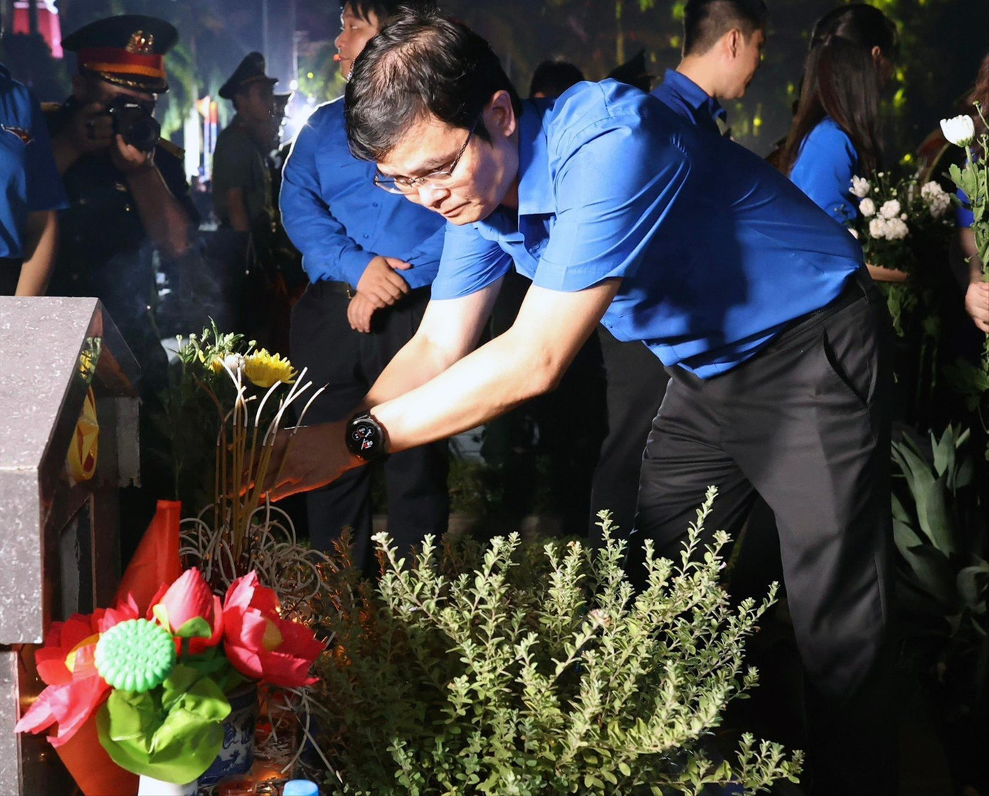 Bí thư thứ nhất T.Ư Đoàn Bùi Quang Huy dâng hương, hoa tại phần mộ các Anh hùng liệt sĩ. Ảnh: NHƯ Ý Bí thư thứ nhất T.Ư Đoàn Bùi Quang Huy dâng hương, hoa tại phần mộ các Anh hùng liệt sĩ. Ảnh: NHƯ Ý