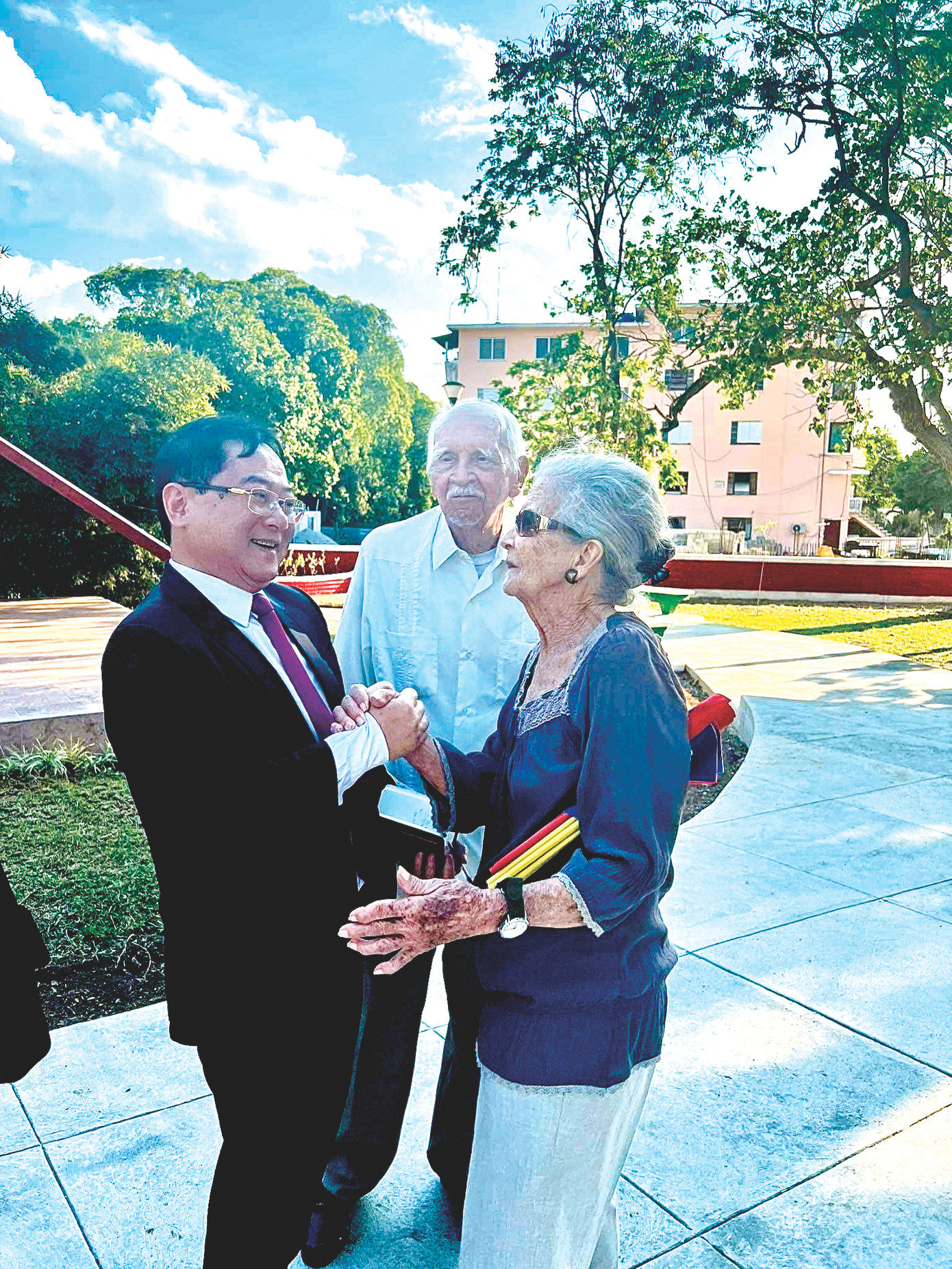 Tác giả và vợ chồng Yoel Diaz Gutieres. Tác giả và vợ chồng Yoel Diaz Gutieres.