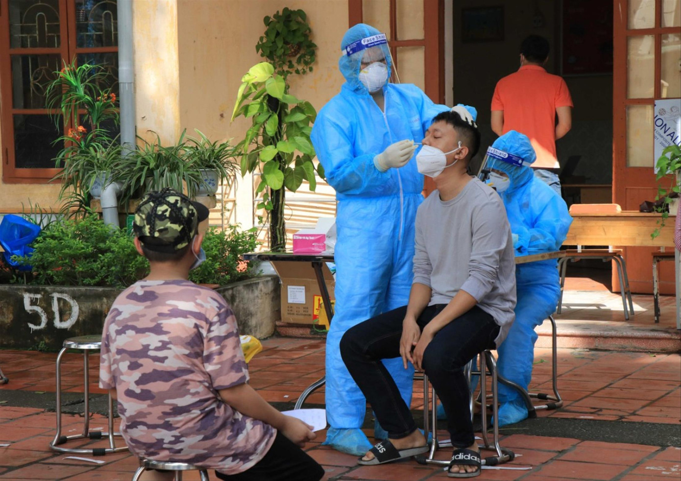 Lấy mẫu xét nghiệm cho người dân tỉnh Bắc Ninh