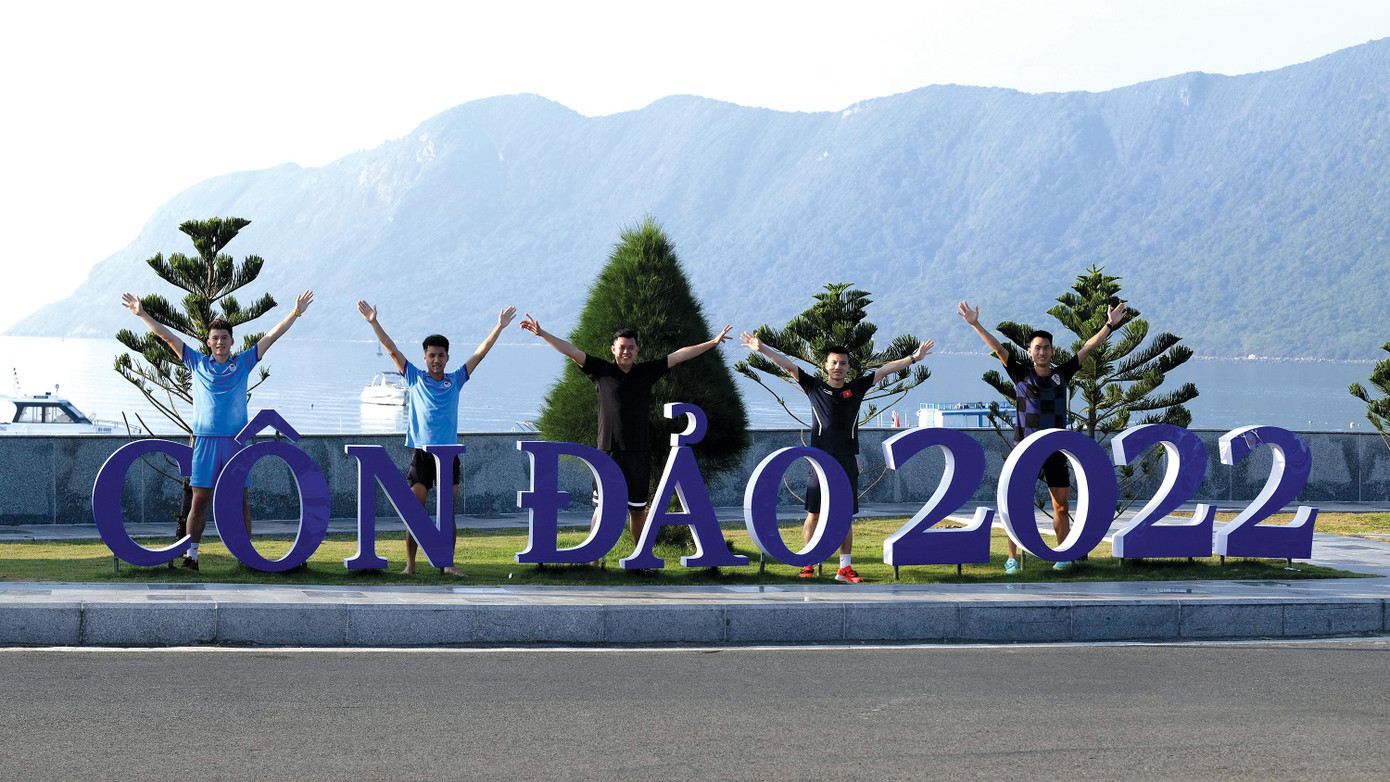 Đỗ Quốc Luật (thứ 2 bên phải) và các đồng đội "check in" tại Côn Đảo. Ảnh: Mạnh Thắng Đỗ Quốc Luật (thứ 2 bên phải) và các đồng đội "check in" tại Côn Đảo. Ảnh: Mạnh Thắng