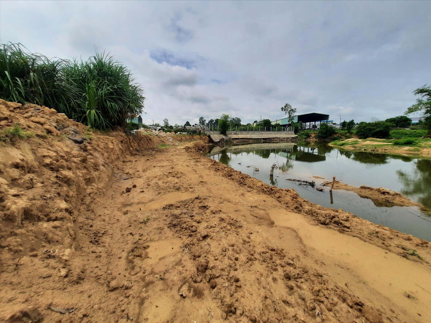 Doanh nghiệp lấp suối, chiếm hàng nghìn mét vuông đất phi nông nghiệp xây dựng trái phép Doanh nghiệp lấp suối, chiếm hàng nghìn mét vuông đất phi nông nghiệp xây dựng trái phép