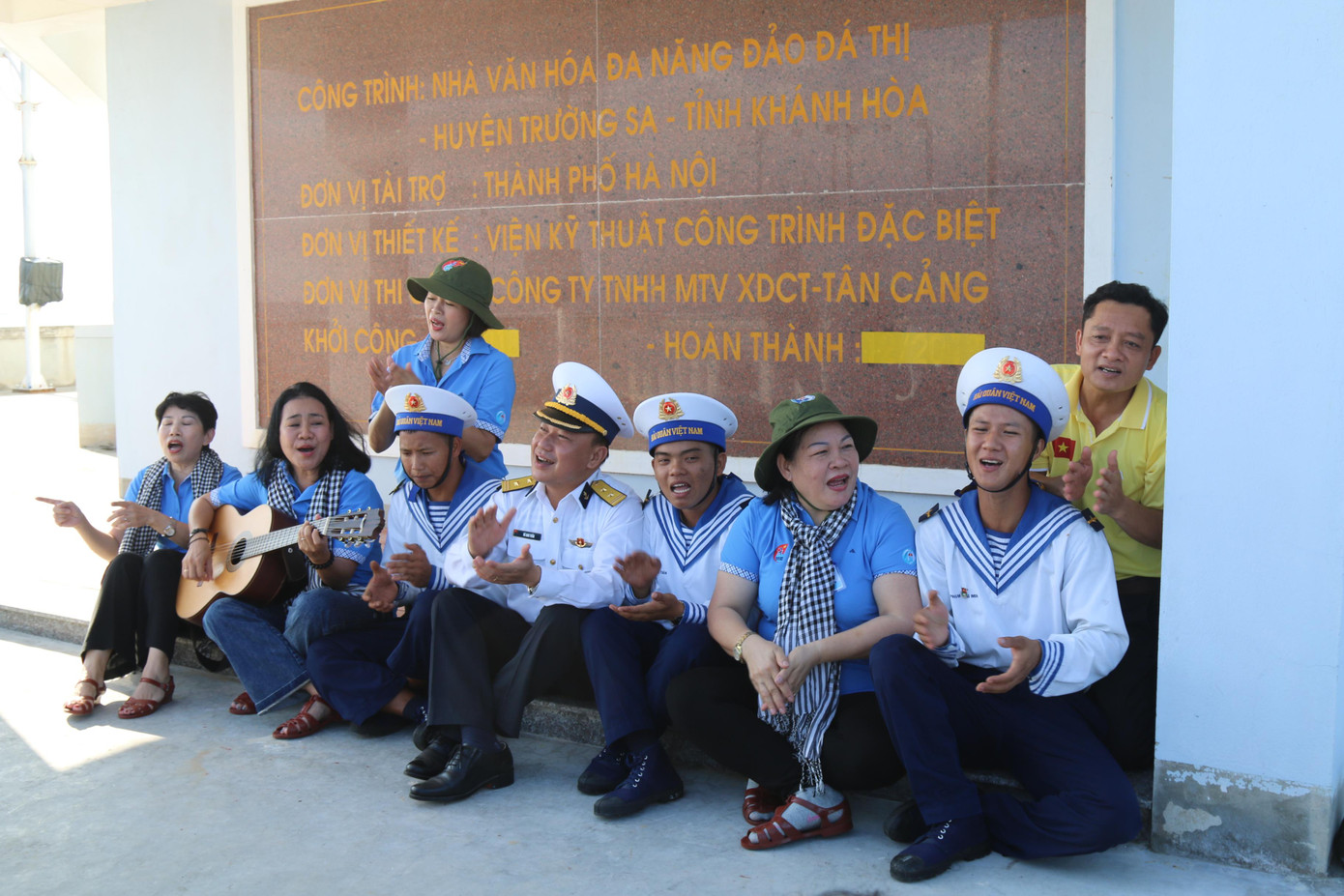 Trung tá Vũ Anh Tuấn (thứ tư, phải sang) cùng đoàn công tác giao lưu với chiến sỹ trẻ