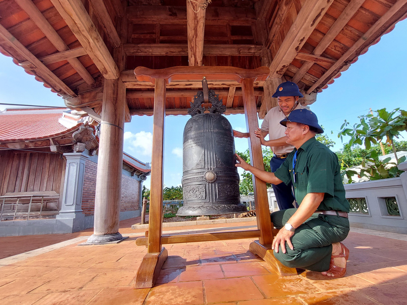 Cha con ông Thuấn với chuông chùa Trường Sa Đông vừa an vị Ảnh: Trần Tuấn Cha con ông Thuấn với chuông chùa Trường Sa Đông vừa an vị Ảnh: Trần Tuấn