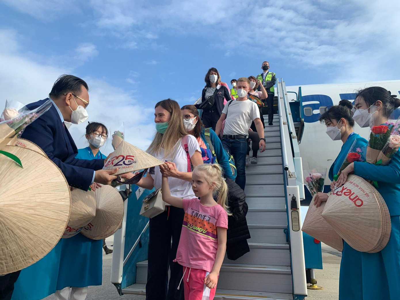 Đoàn khách du lịch Nga trở lại Nha Trang ngày 26/12/2021 sau 2 năm dừng bay quốc tế. Ảnh: Công Hoan Đoàn khách du lịch Nga trở lại Nha Trang ngày 26/12/2021 sau 2 năm dừng bay quốc tế. Ảnh: Công Hoan