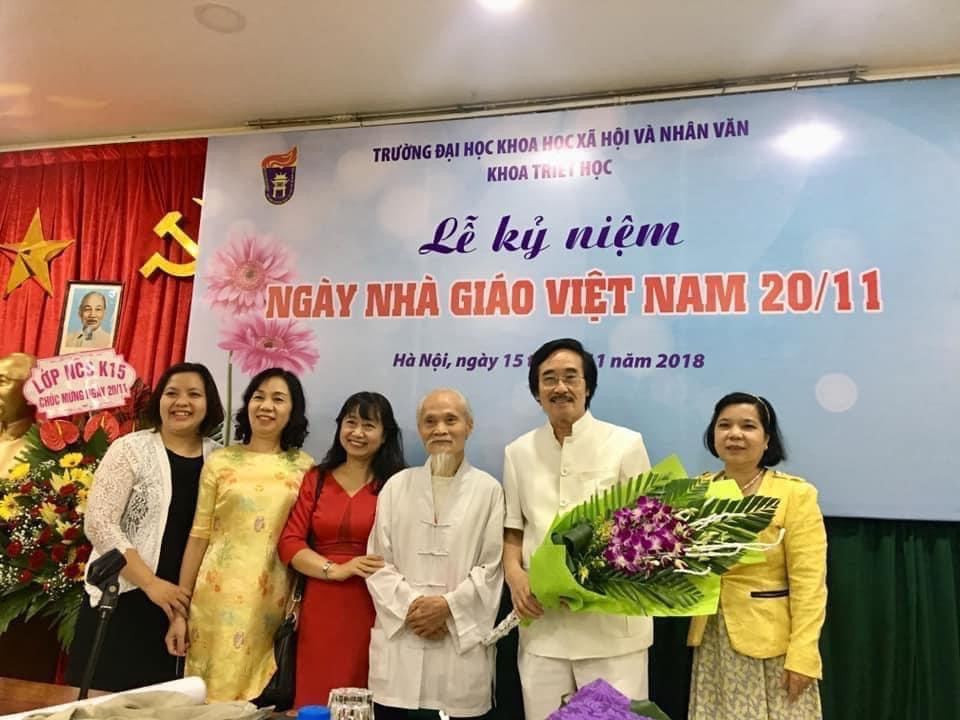 Tặng hoa Thế Hùng ngày nhà giáo Tặng hoa Thế Hùng ngày nhà giáo