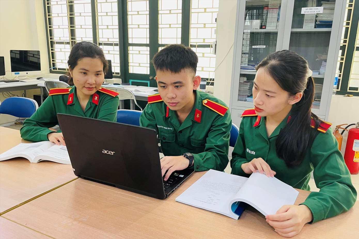 3 học viên Nguyễn Thị Uyên, Nguyễn Minh Dương và Đậu Thị Liên (lần lượt từ trái qua) trao đổi đề tài NCKH tại phòng thí nghiệm 3 học viên Nguyễn Thị Uyên, Nguyễn Minh Dương và Đậu Thị Liên (lần lượt từ trái qua) trao đổi đề tài NCKH tại phòng thí nghiệm