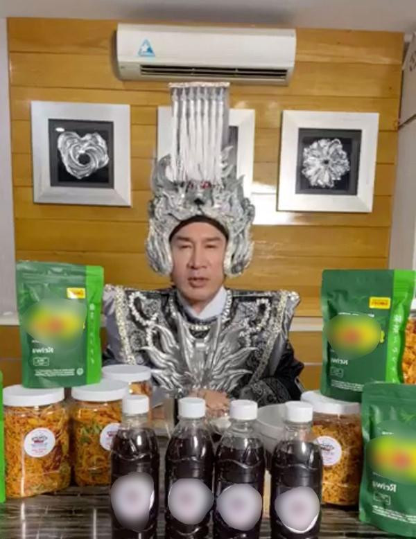 "Ông hoàng cải lương" Kim Tử Long mặc trang phục diễn để bán hàng online cho đỡ nhớ sân khấu "Ông hoàng cải lương" Kim Tử Long mặc trang phục diễn để bán hàng online cho đỡ nhớ sân khấu