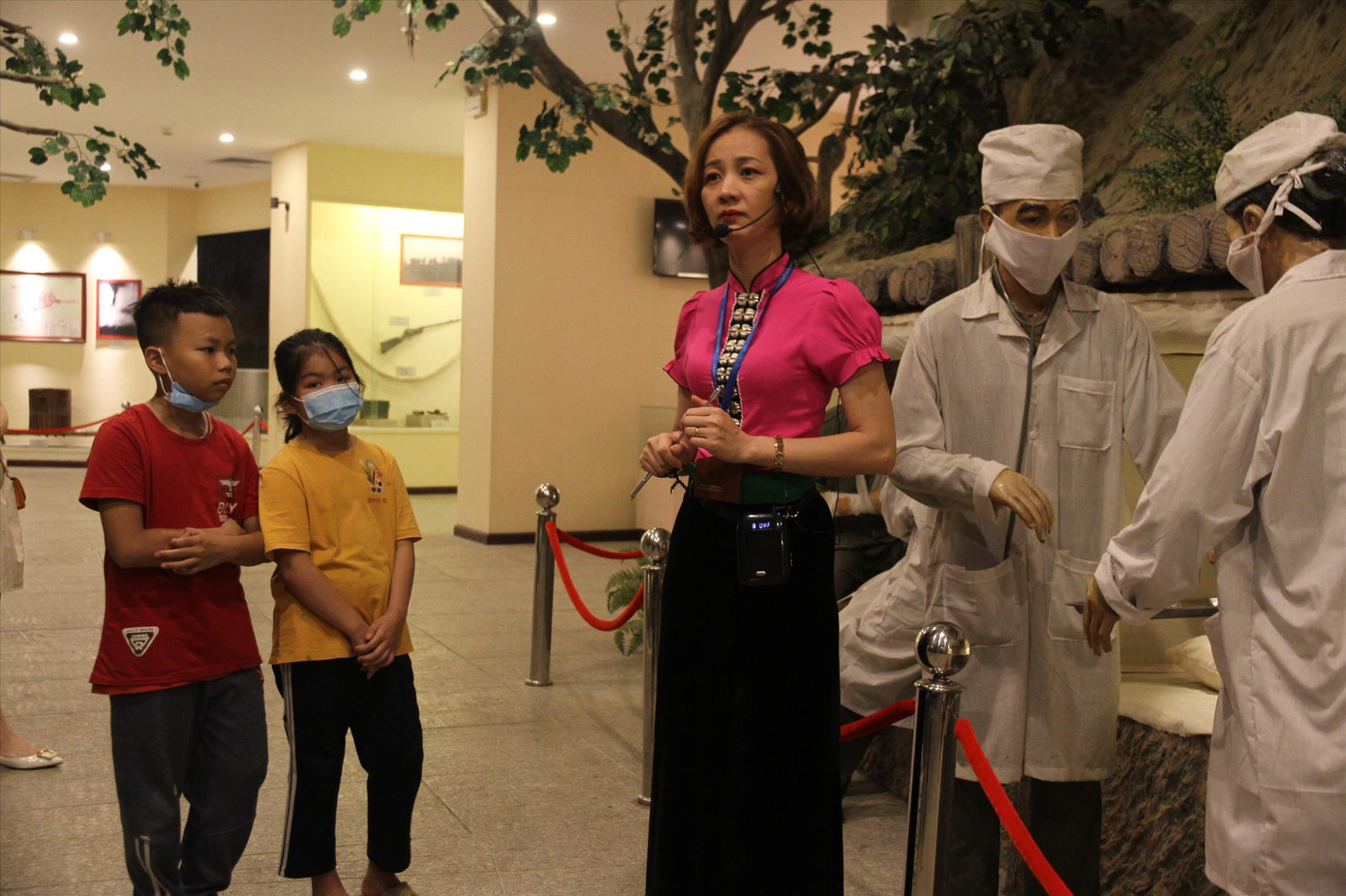 Nữ hướng dẫn viên tại bảo tàng Chiến thắng Điện Biên Phủ