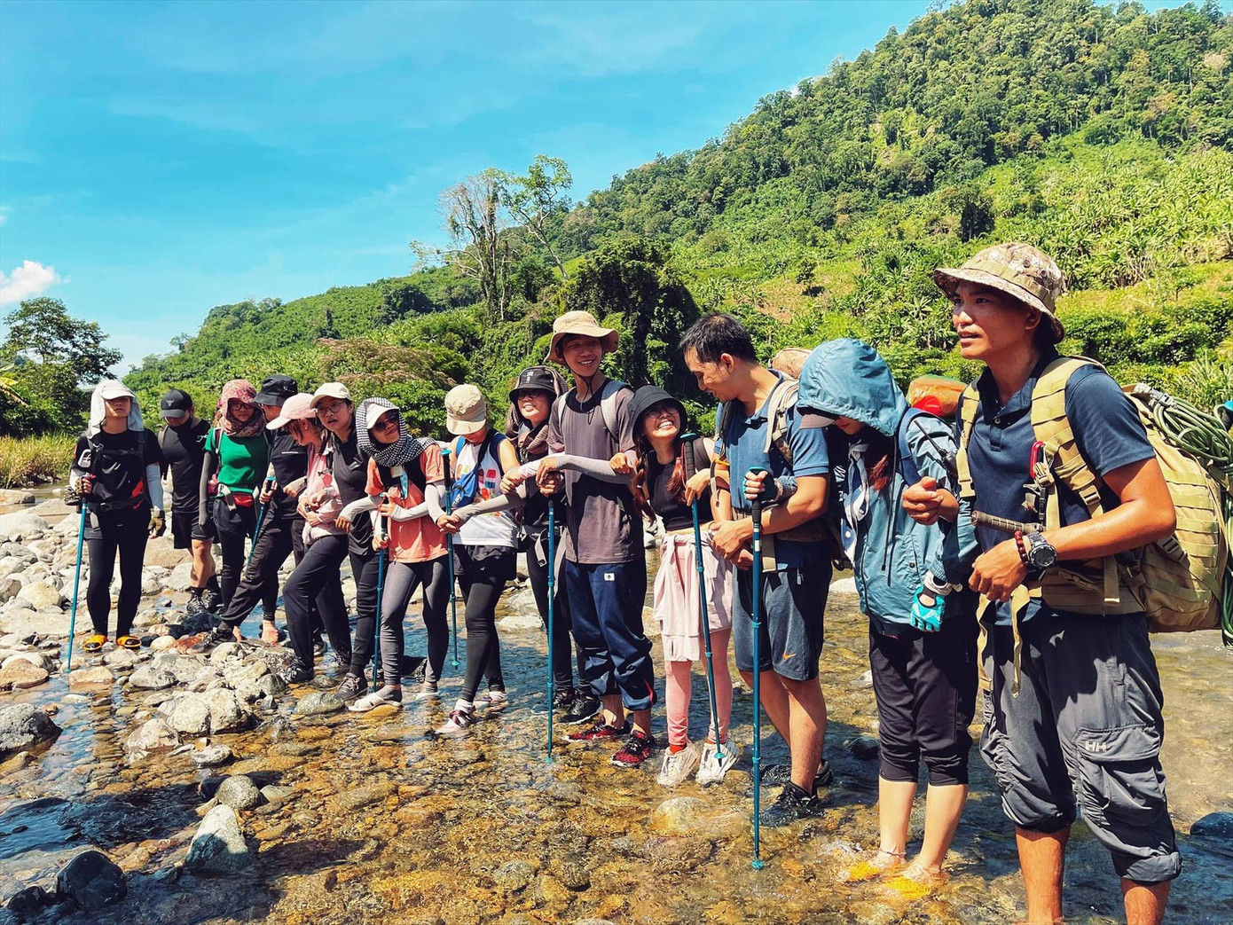 Kỳ Hoa rèn luyện sức khỏe bằng chạy bộ, đi bộ du lịch dài ngày cùng bạn bè