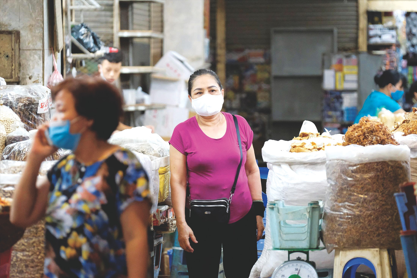 Ngành Y tế khuyến cáo người dân đeo khẩu trang phòng dịch Ảnh: Hoàng Mạnh Thắng Ngành Y tế khuyến cáo người dân đeo khẩu trang phòng dịch Ảnh: Hoàng Mạnh Thắng