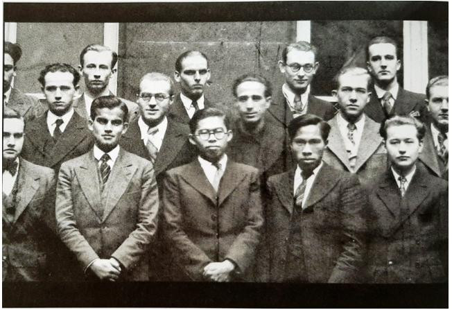 Giáo sư Trần Đại Nghĩa (đứng giữa đeo kính) thời kỳ học ở Pháp. Ảnh Tư liệu