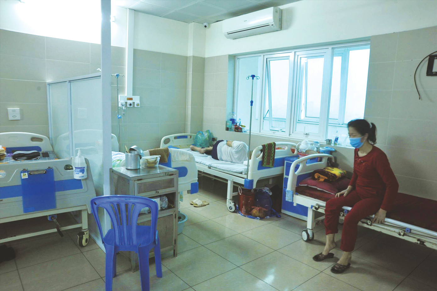 Điều trị bệnh nhân COVID-19 tại Bệnh viện Thanh Nhàn (Hà Nội) Ảnh: Hà Minh Điều trị bệnh nhân COVID-19 tại Bệnh viện Thanh Nhàn (Hà Nội) Ảnh: Hà Minh