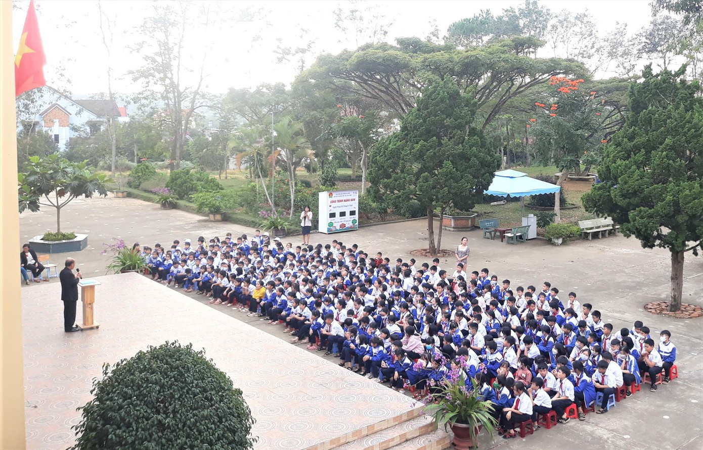 Nhạc sĩ Trần Khánh Nam được mời trao đổi với học sinh về các chuyến đi thực tế