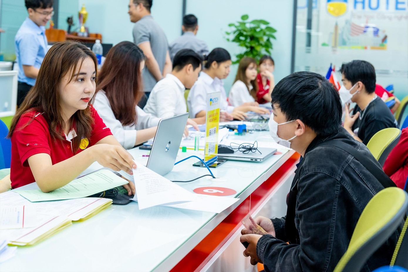 Thí sinh tìm hiểu nộp hồ sơ xét tuyển sớm vào các trường đại học tại TPHCM Ảnh: Nguyễn Dũng Thí sinh tìm hiểu nộp hồ sơ xét tuyển sớm vào các trường đại học tại TPHCM Ảnh: Nguyễn Dũng