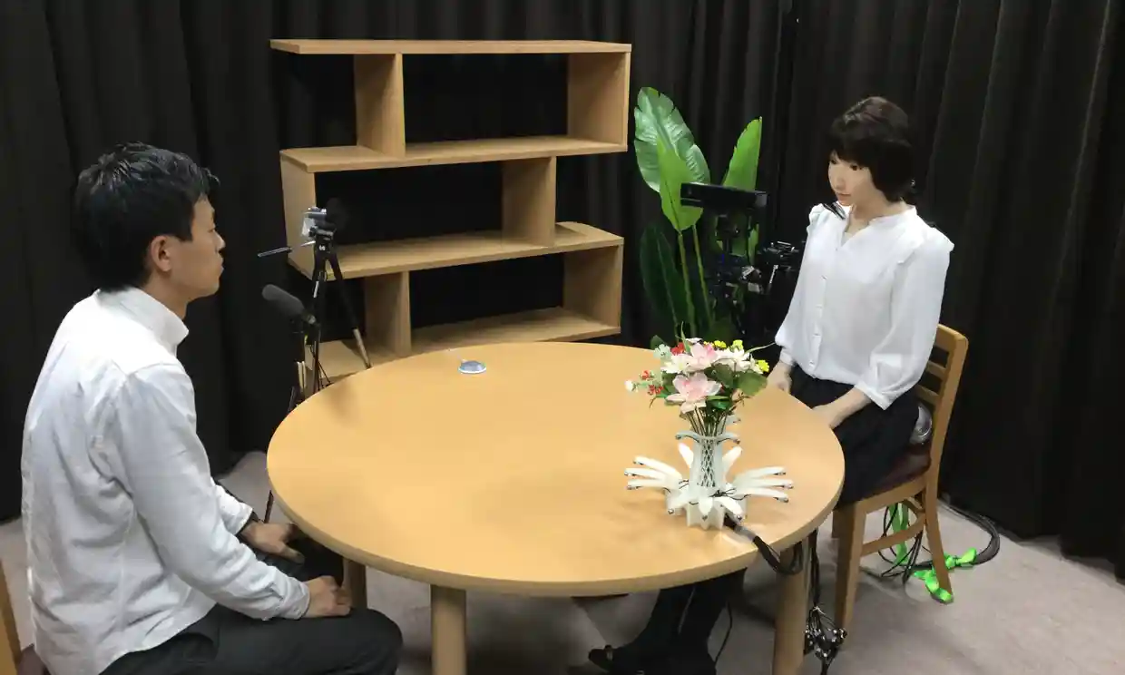 Robot Erica được huấn luyện để có khiếu hài hước Robot Erica được huấn luyện để có khiếu hài hước