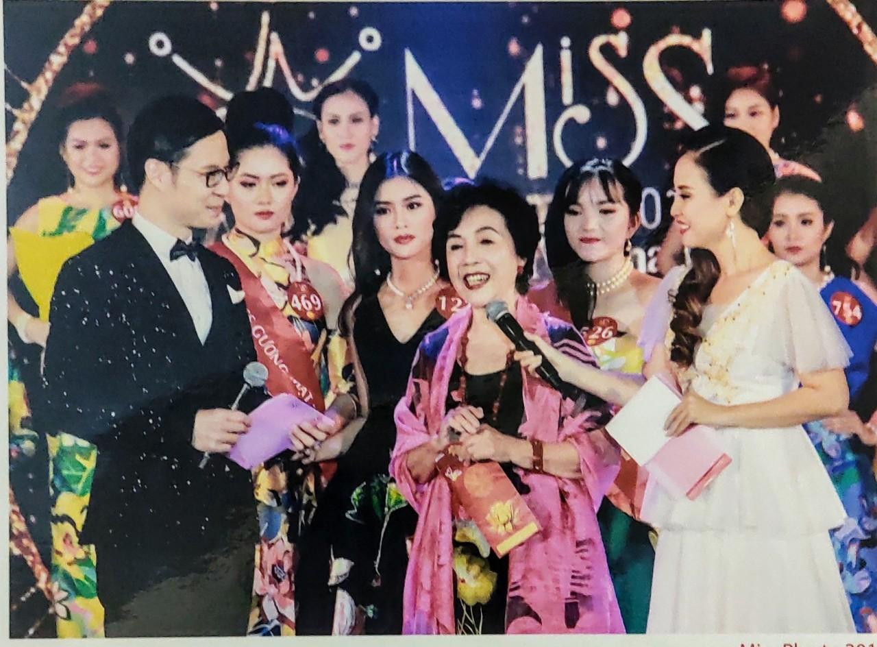 TS Thẩm Hoàng Điệp trả lời phỏng vấn của MC trong một cuộc thi nhan sắc