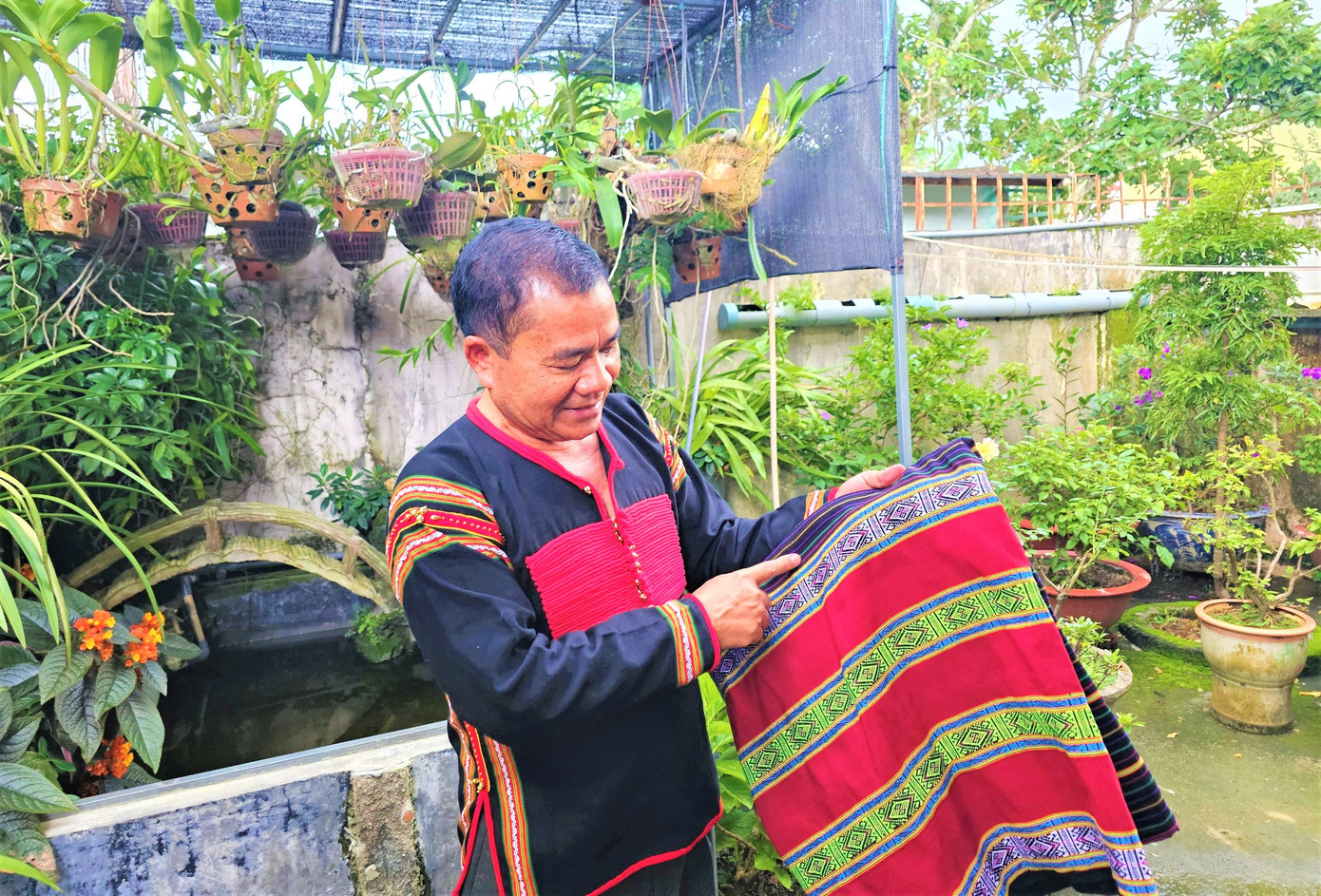 Ông Y Thịnh bên tấm thổ cẩm của người M’nông Ông Y Thịnh bên tấm thổ cẩm của người M’nông