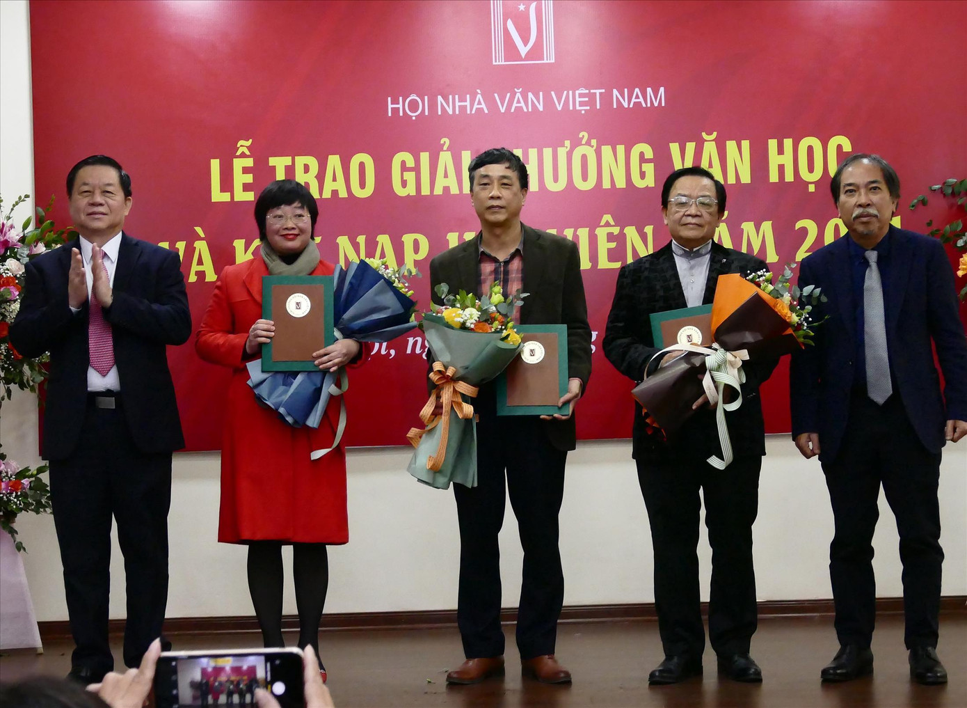 Trao giải thưởng năm 2021 Ảnh: NGUYỄN ĐÌNH TOÁN