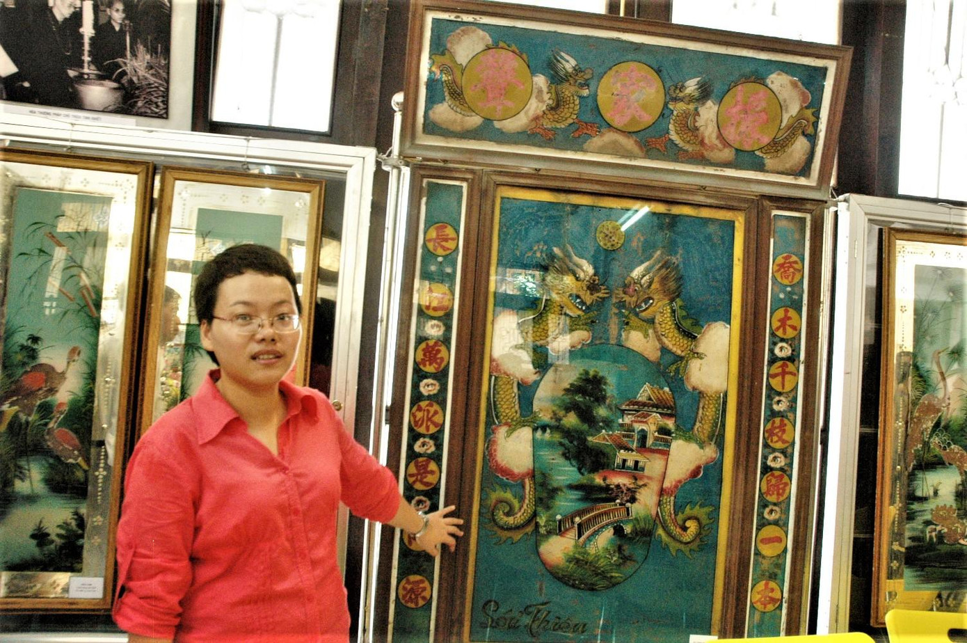 Nhà nghiên cứu Huỳnh Thanh Bình với bộ sưu tập tranh kính. Ảnh: Trần Nguyên Anh