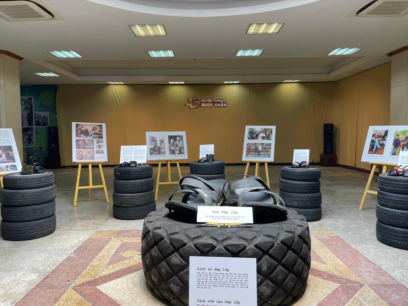 Từ đôi dép cao su của Bác Hồ, nghệ nhân chế tạo ra nhiều mẫu dép lốp đa dạng hơn Ảnh: GIA LINH Từ đôi dép cao su của Bác Hồ, nghệ nhân chế tạo ra nhiều mẫu dép lốp đa dạng hơn Ảnh: GIA LINH