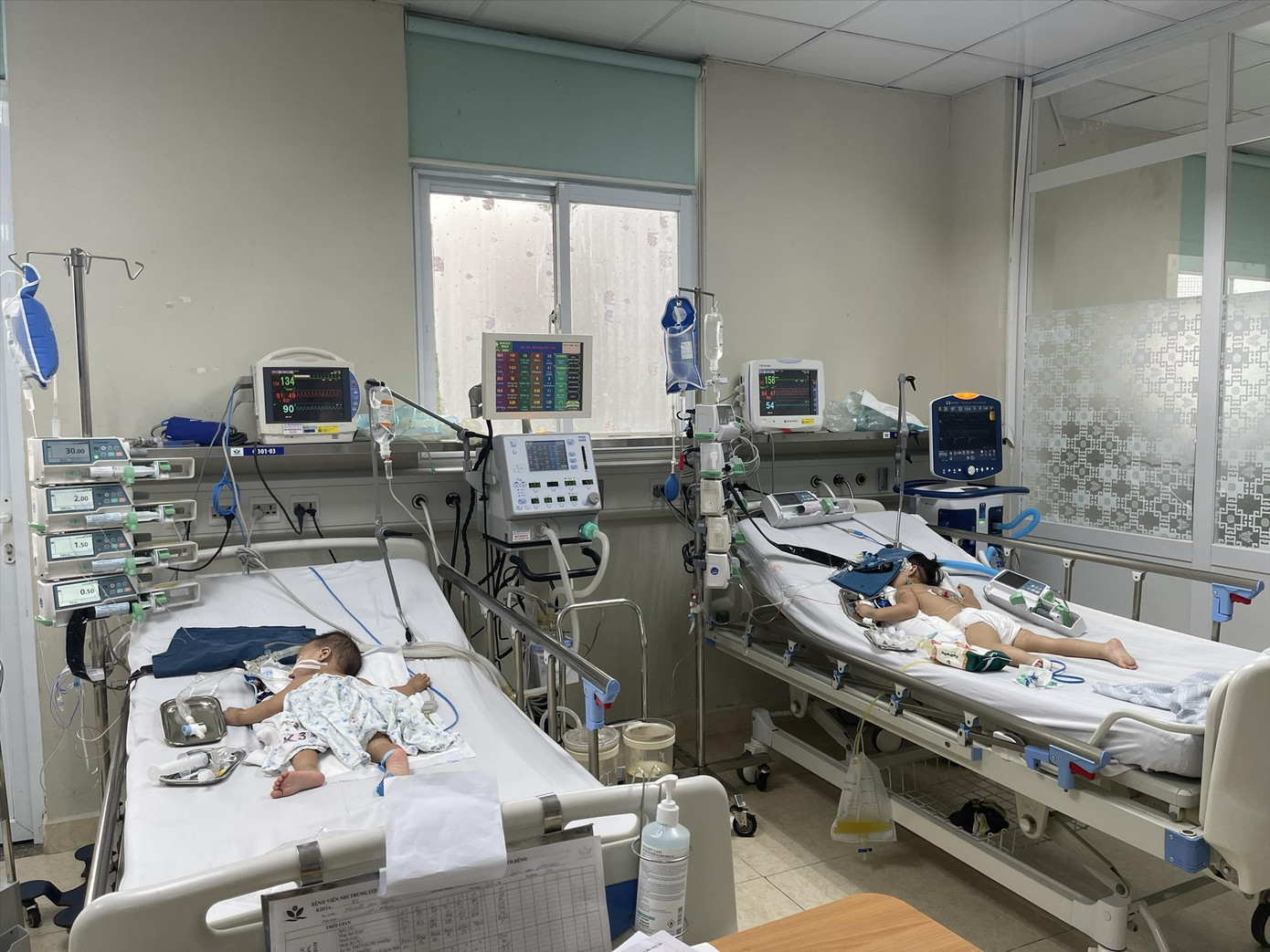 Trẻ mắc Adeno nặng đang điều trị tại BV Nhi Trung ương