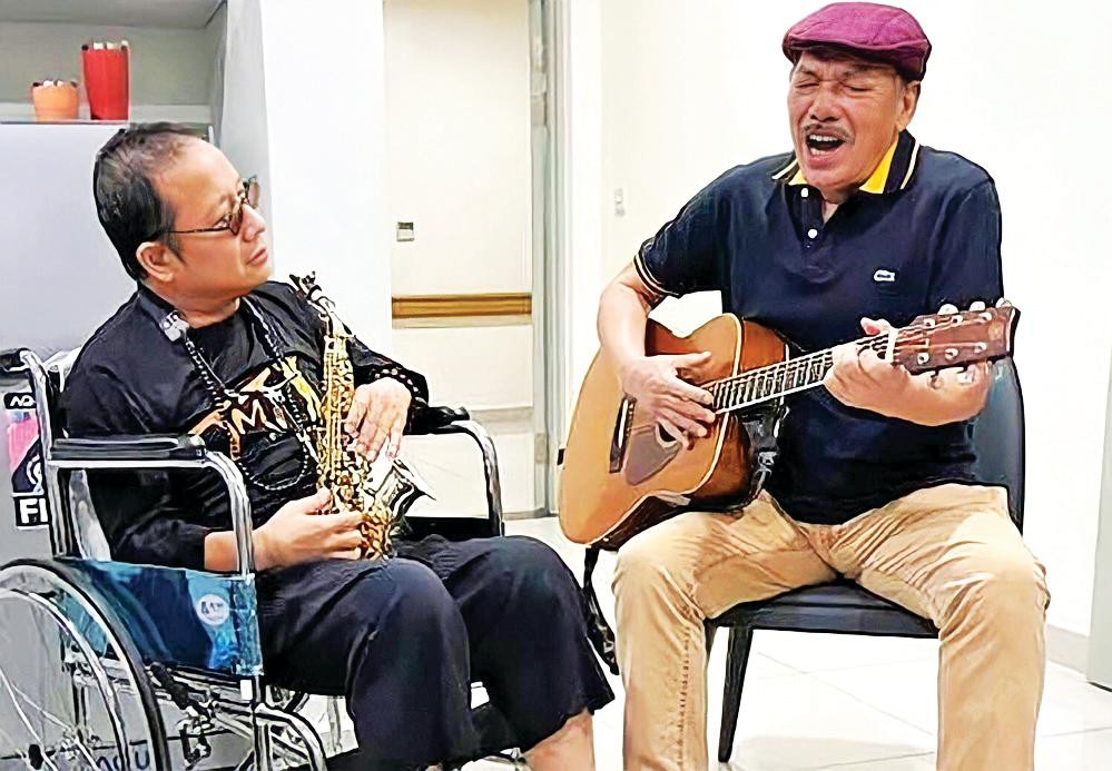 Nhạc sĩ Trần Tiến vào viện thăm nghệ sĩ Trần Mạnh Tuấn cuối năm 2021