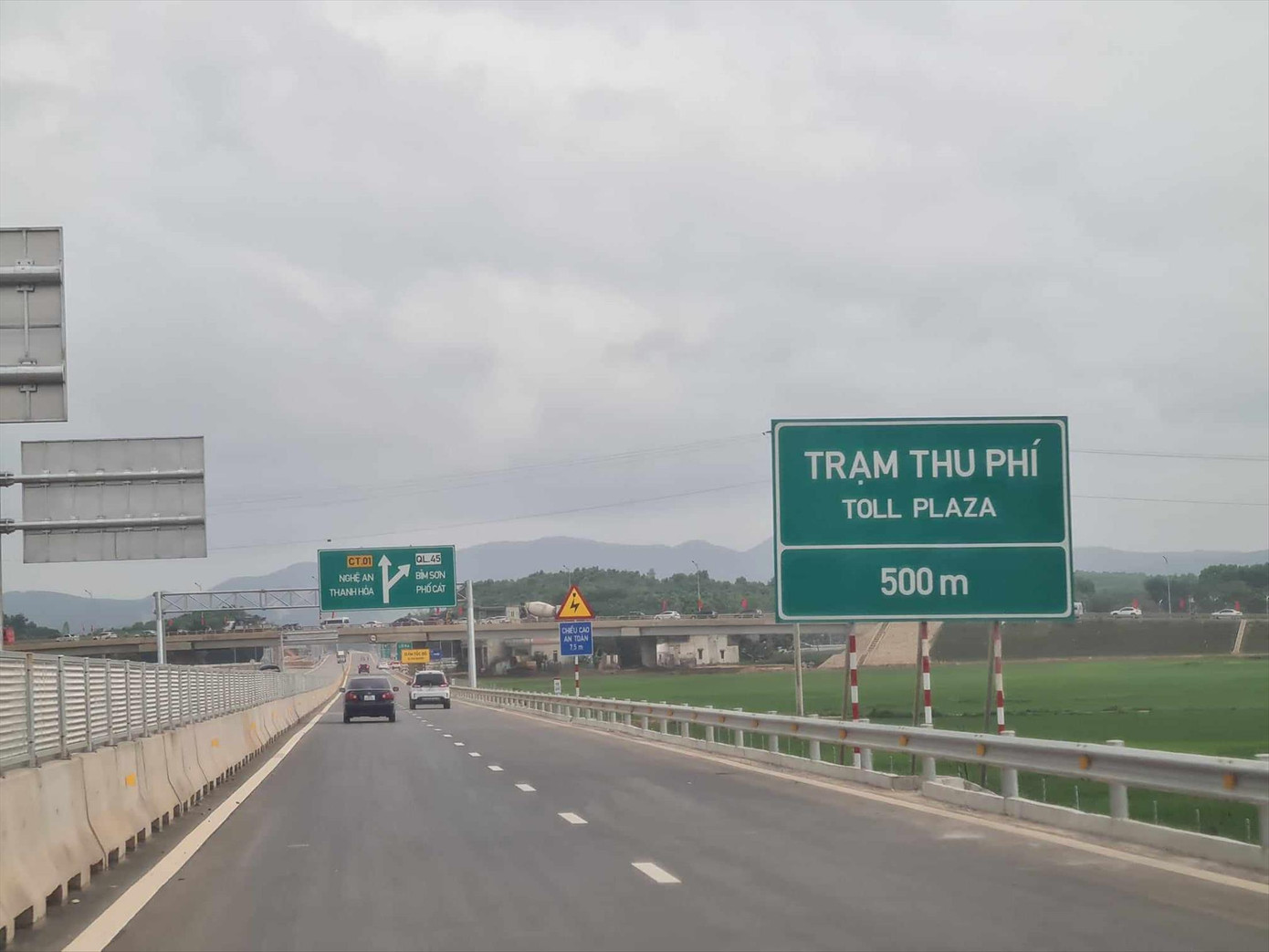 Đoạn cao tốc do Nhà nước đầu tư được lắp sẵn biển trạm thu phí. Ảnh: Lê Hữu Việt Đoạn cao tốc do Nhà nước đầu tư được lắp sẵn biển trạm thu phí. Ảnh: Lê Hữu Việt