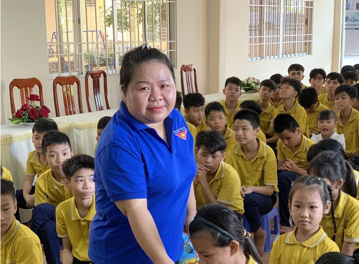 Cô Võ Tuyết Ngân (trường Cao đẳng Cộng đồng Cà Mau) trong một lần giao lưu với các em nhỏ.