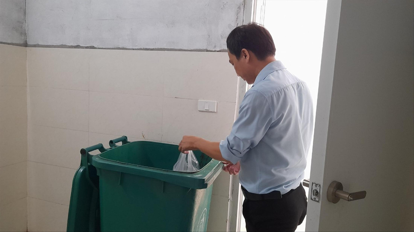 Chung cư 282 Nguyễn Huy Tưởng (quận Thanh Xuân) chỉ có một thùng rác chung cho mỗi tầng
