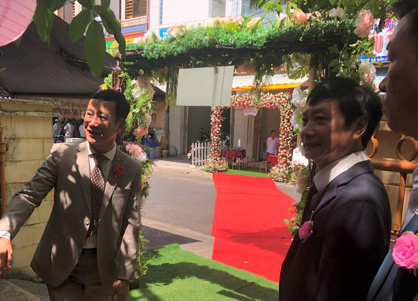 Nhà trai trải thảm đỏ qua tận nhà gái rước dâu Nhà trai trải thảm đỏ qua tận nhà gái rước dâu