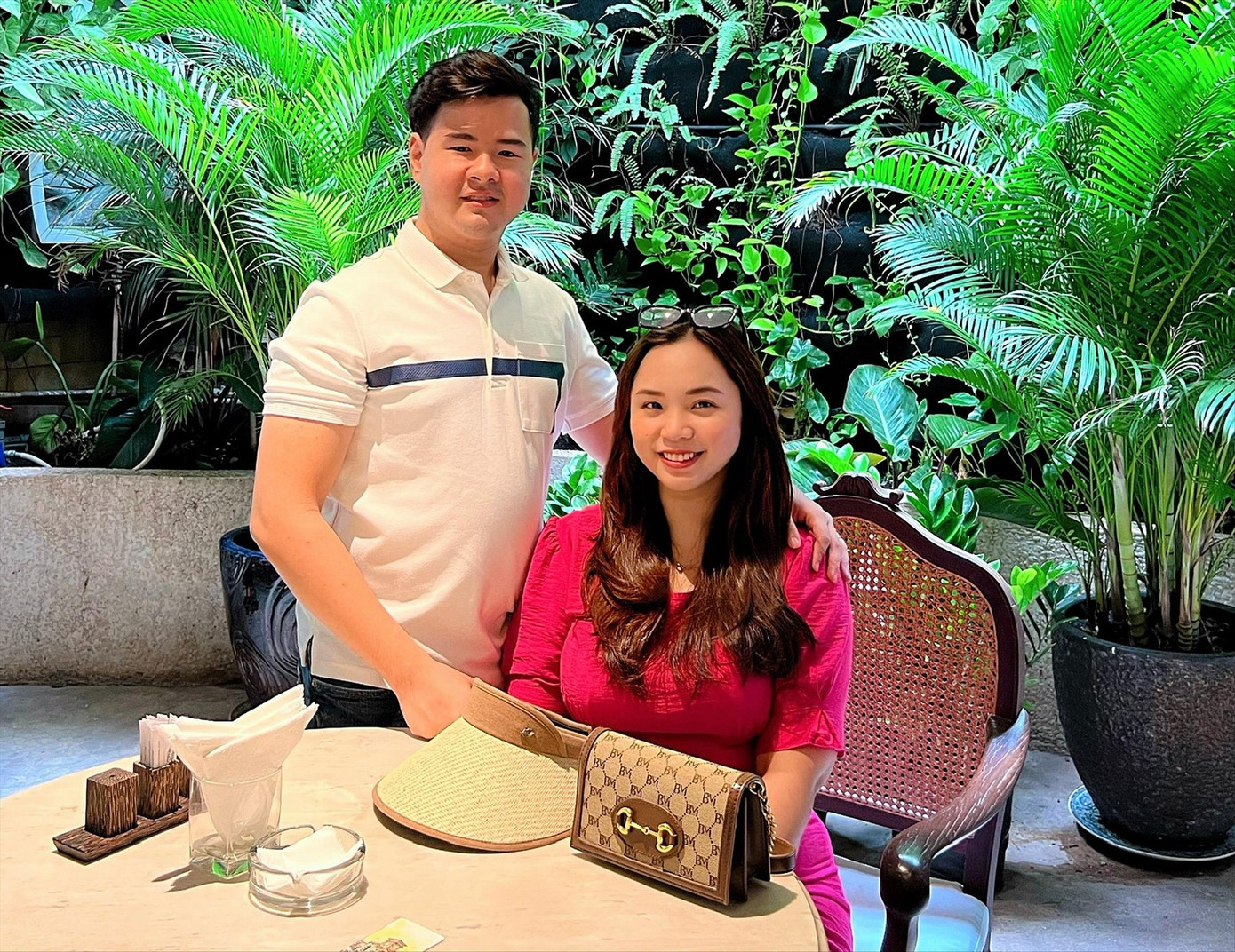 Phương và Thanh đều thích đi du lịch, và nhờ chuyến du lịch mà họ biết nhau dù là hàng xóm Phương và Thanh đều thích đi du lịch, và nhờ chuyến du lịch mà họ biết nhau dù là hàng xóm