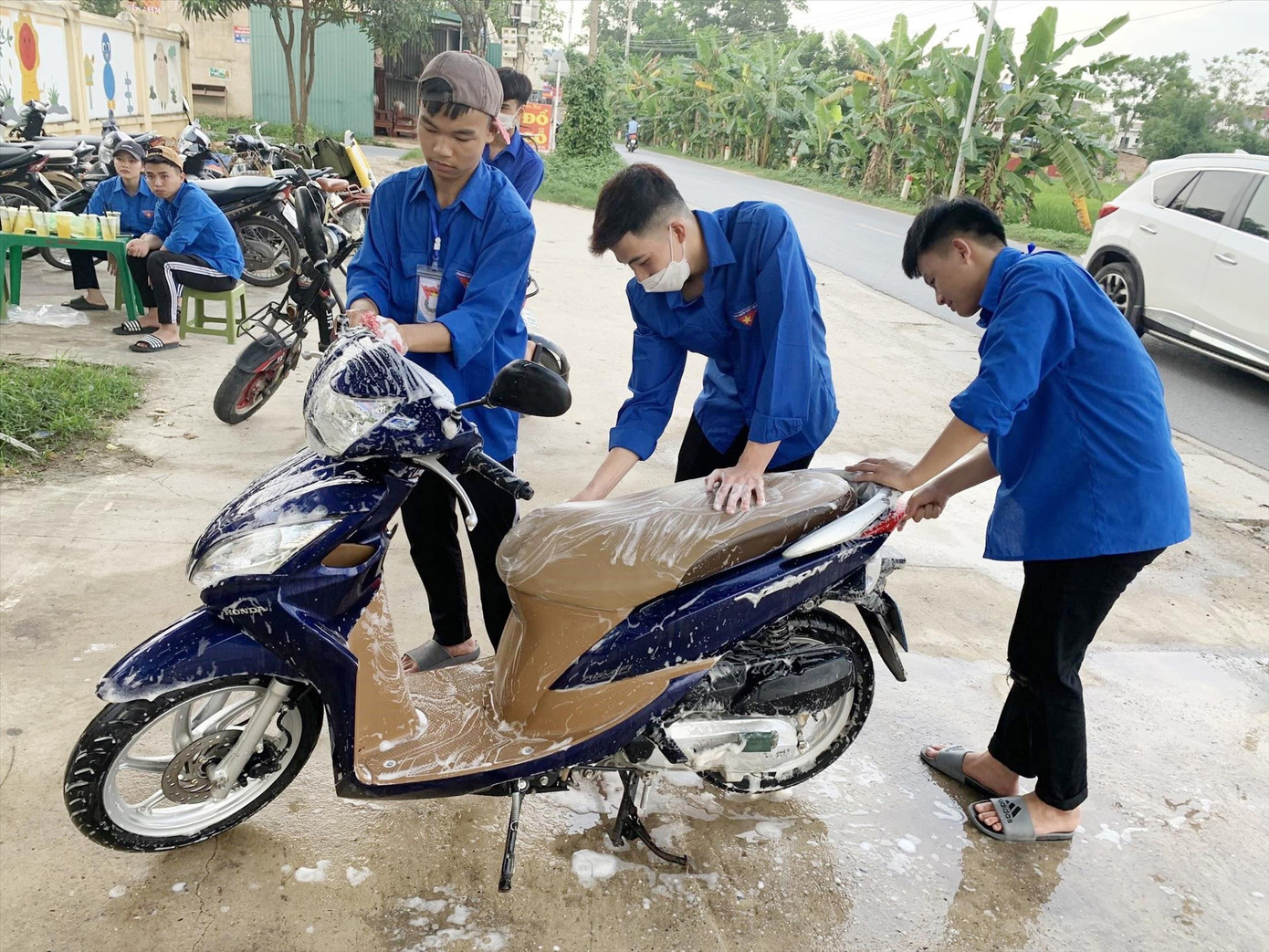 ĐVTN thôn Xuân Dục, xã Tân Minh (Sóc Sơn, Hà Nội) tham gia rửa xe gây quỹ hỗ trợ trẻ em có hoàn cảnh khó khăn Ảnh: Mai Hương ĐVTN thôn Xuân Dục, xã Tân Minh (Sóc Sơn, Hà Nội) tham gia rửa xe gây quỹ hỗ trợ trẻ em có hoàn cảnh khó khăn Ảnh: Mai Hương