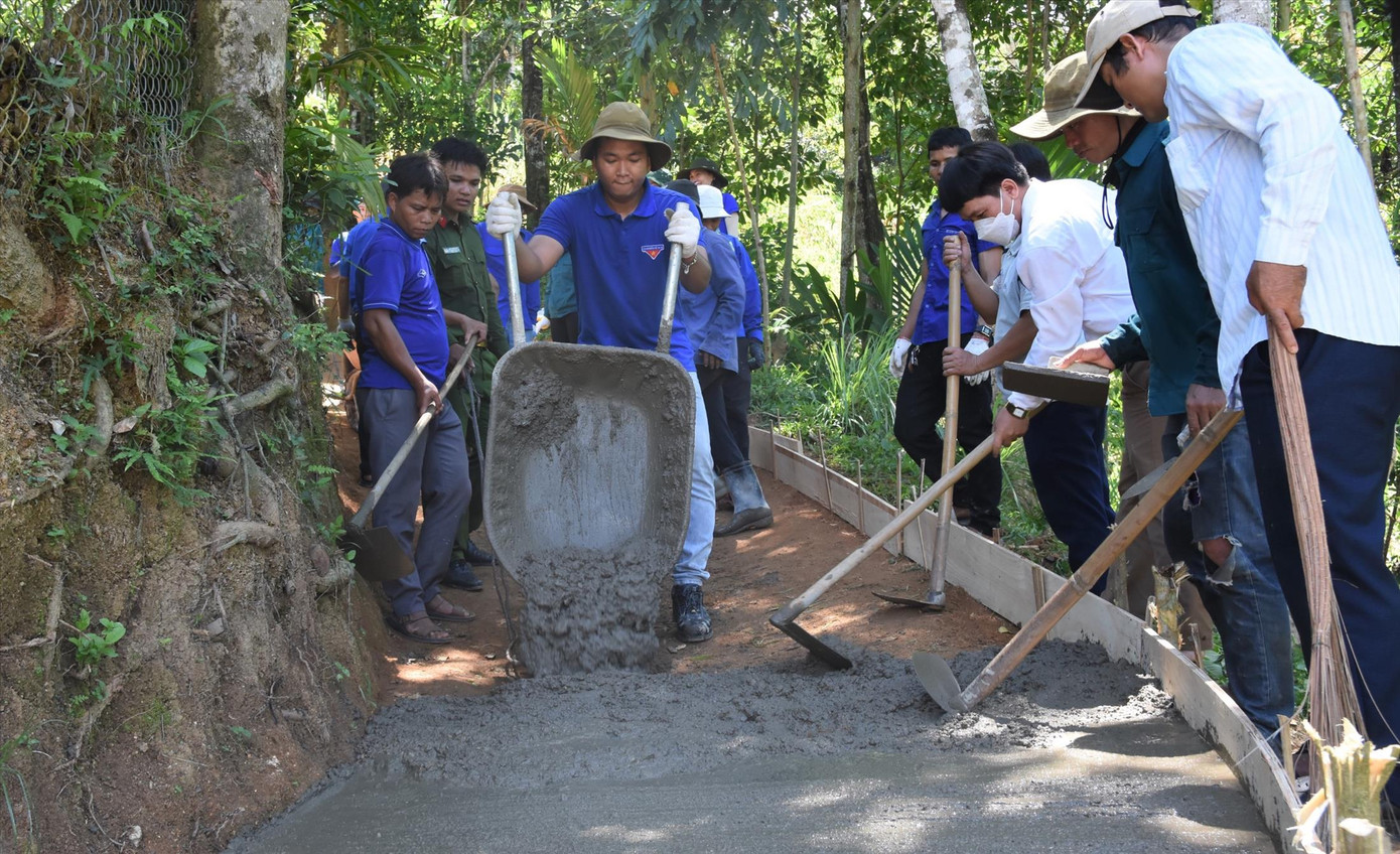 Đoàn viên thanh niên tham gia xây dựng đường bê tông nông thôn ở thôn Huy Ba 2