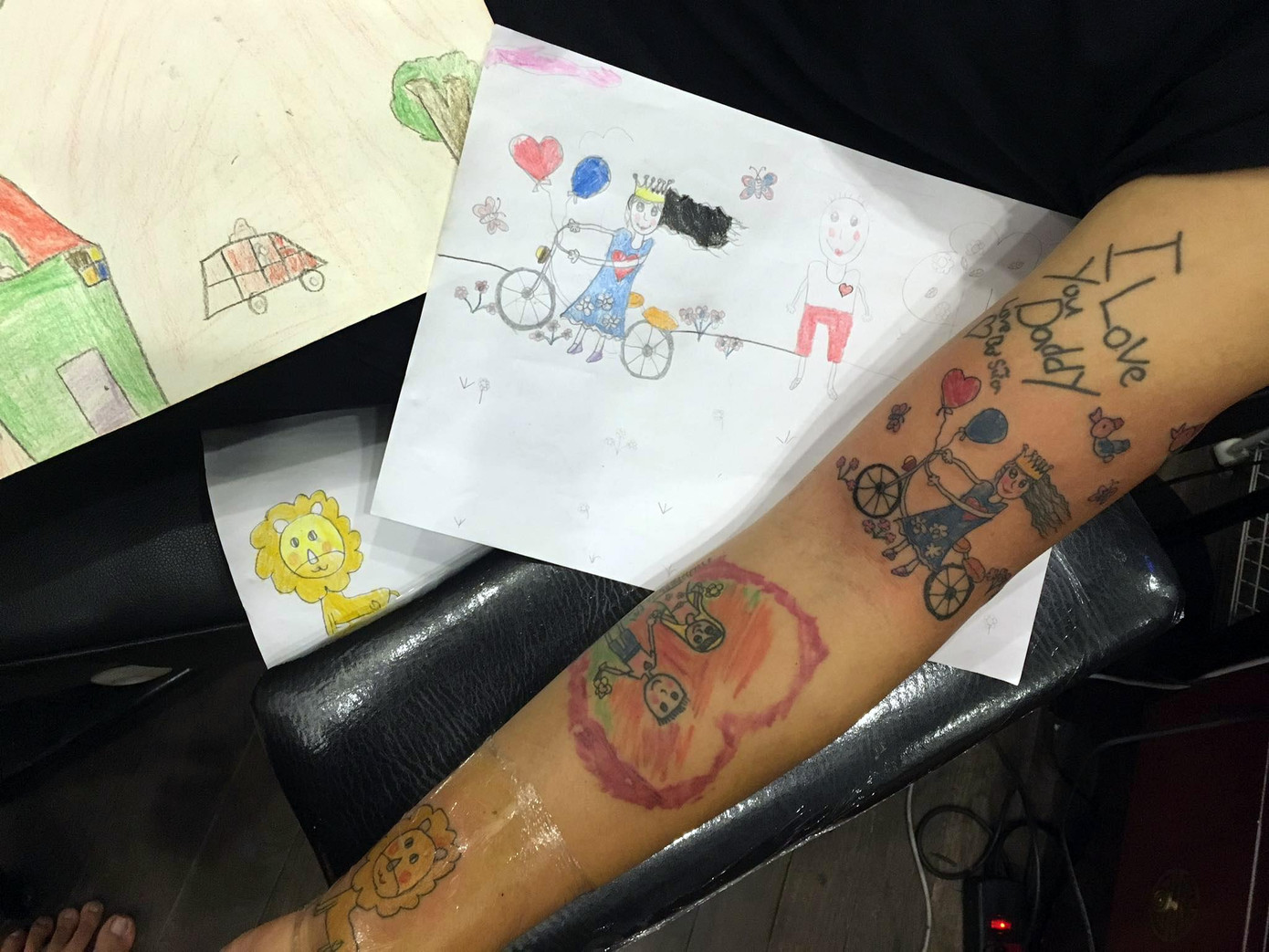 Hình xăm của Trần Vũ Hải bên cạnh tranh gốc do con gái anh vẽ Hình xăm của Trần Vũ Hải bên cạnh tranh gốc do con gái anh vẽ