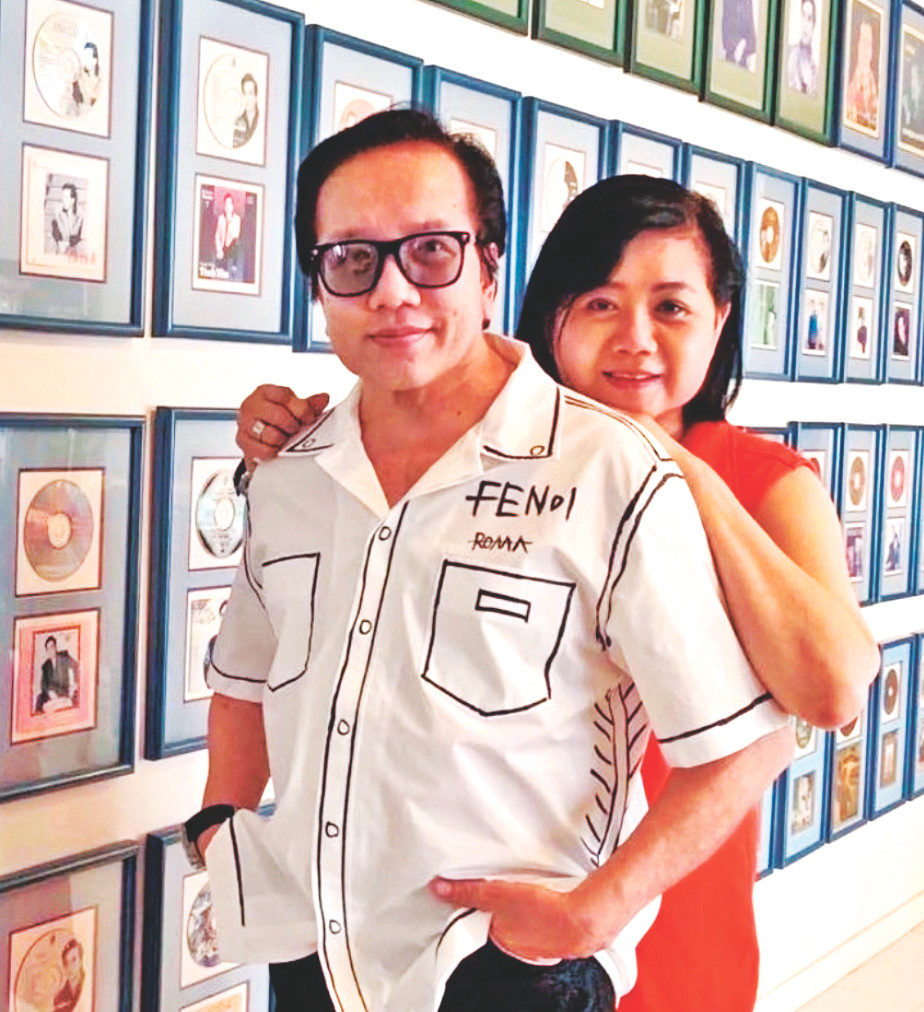 Elvis Phương và vợ