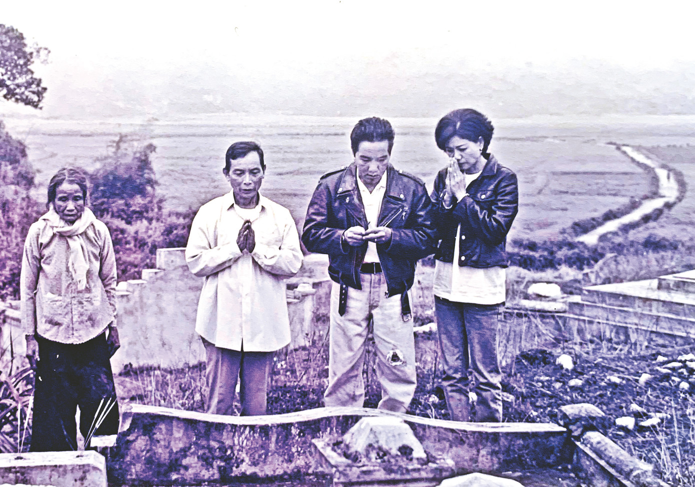 Elvis Phương về thăm quê Hương Sơn, Hà Tĩnh năm 1998. Ảnh tư liệu nghệ sĩ Elvis Phương