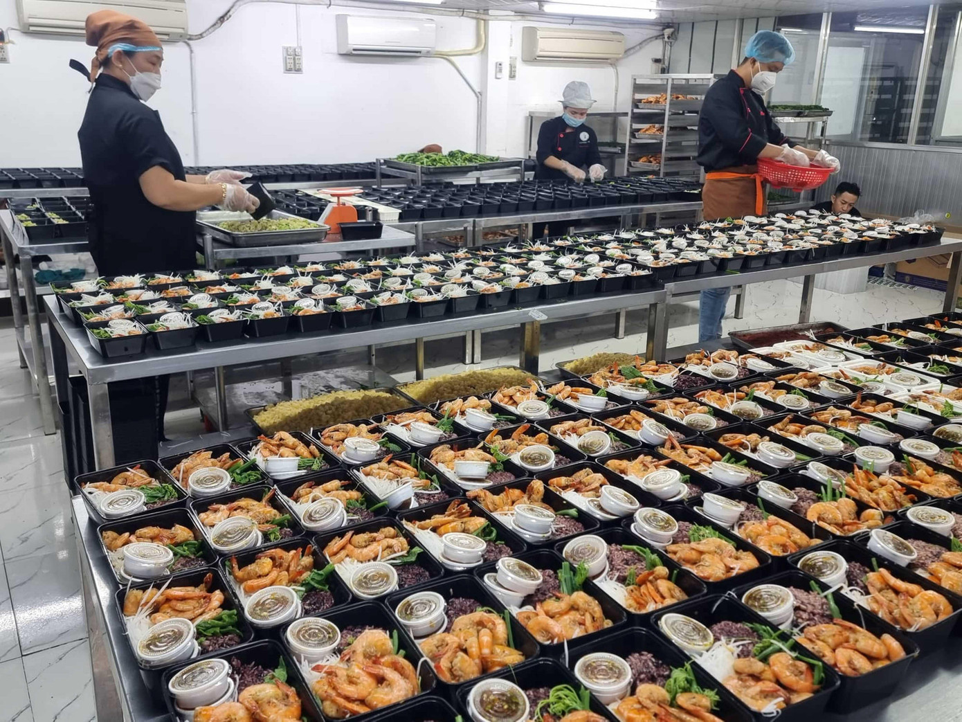 Bếp ăn cung cấp 2.000 suất ăn mỗi ngày của anh Kim Thái