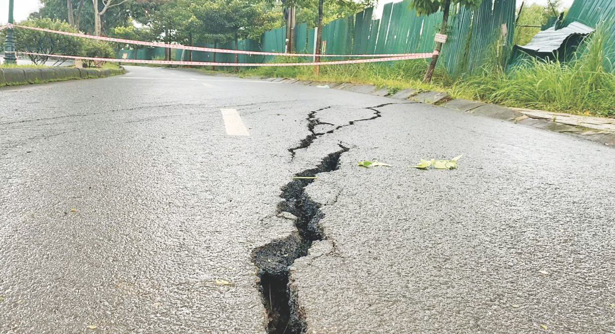 Đường Hồ Chí Minh bị sụt lún, nứt toác