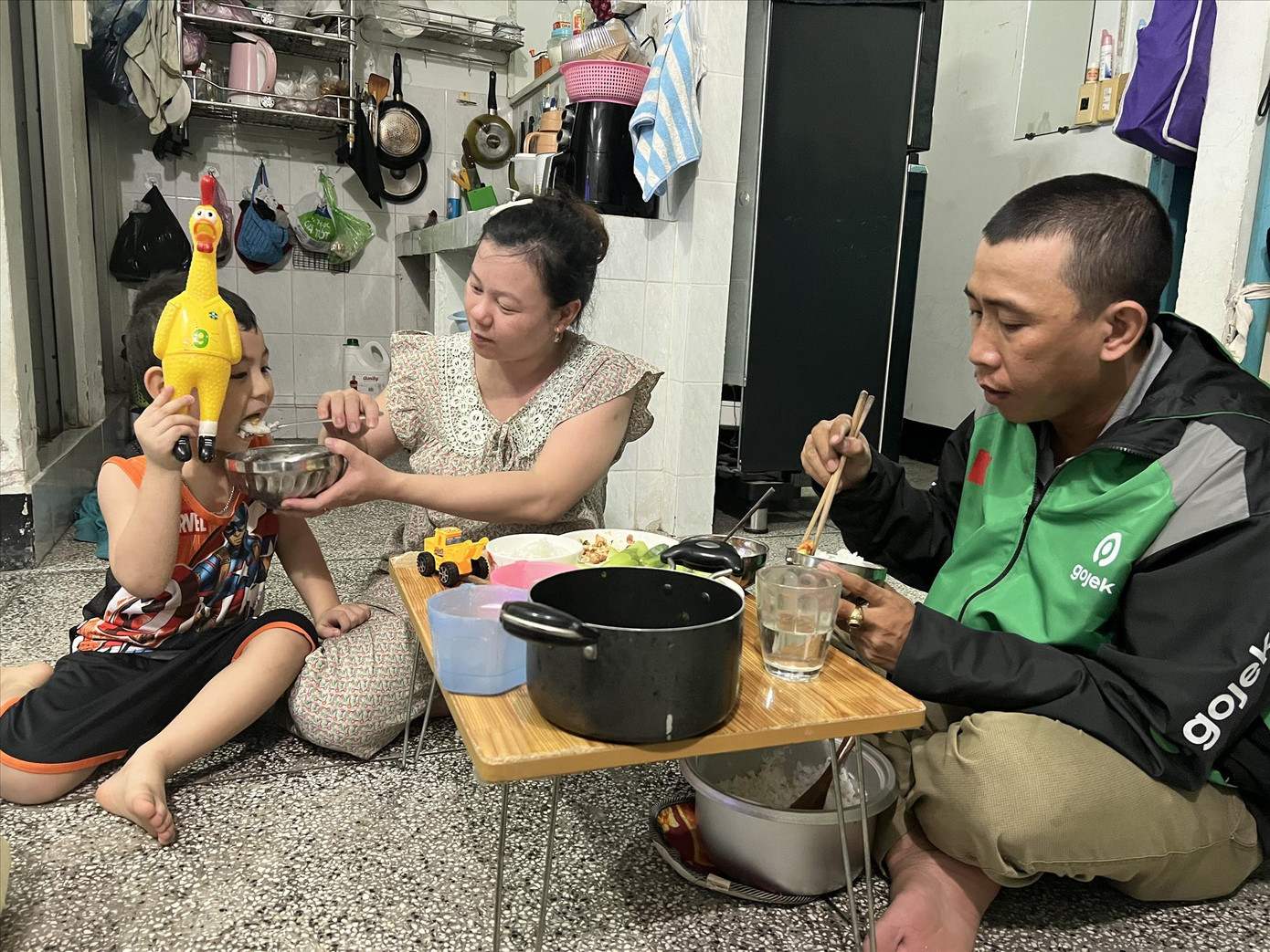 Bữa cơm tối của gia đình anh Đoàn Minh Phương chỉ có rau đậu và chút cá nhỏ dành cho con.