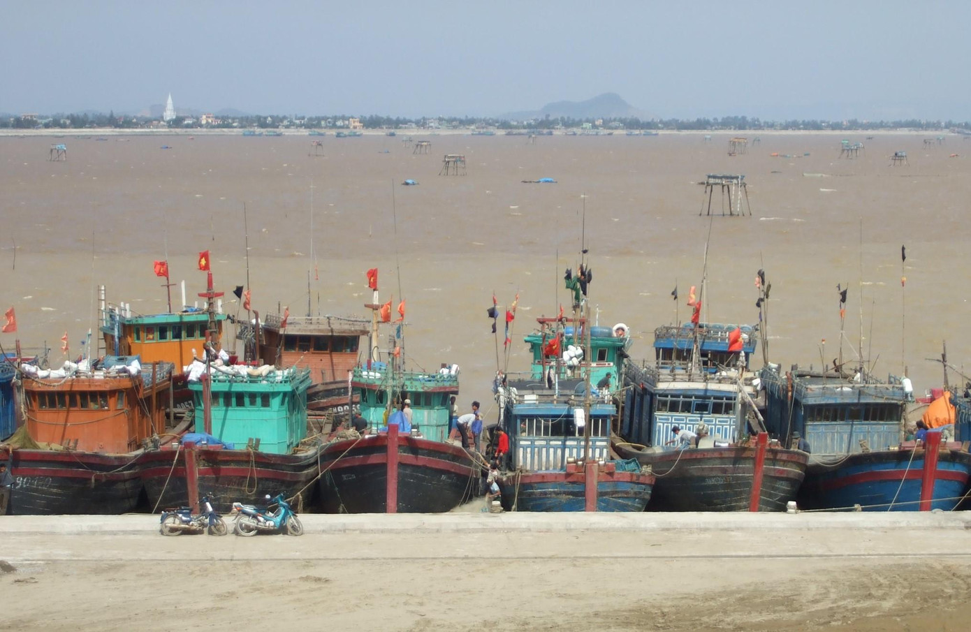 Cửa biển Lạch Trường khi nước triều lên Cửa biển Lạch Trường khi nước triều lên