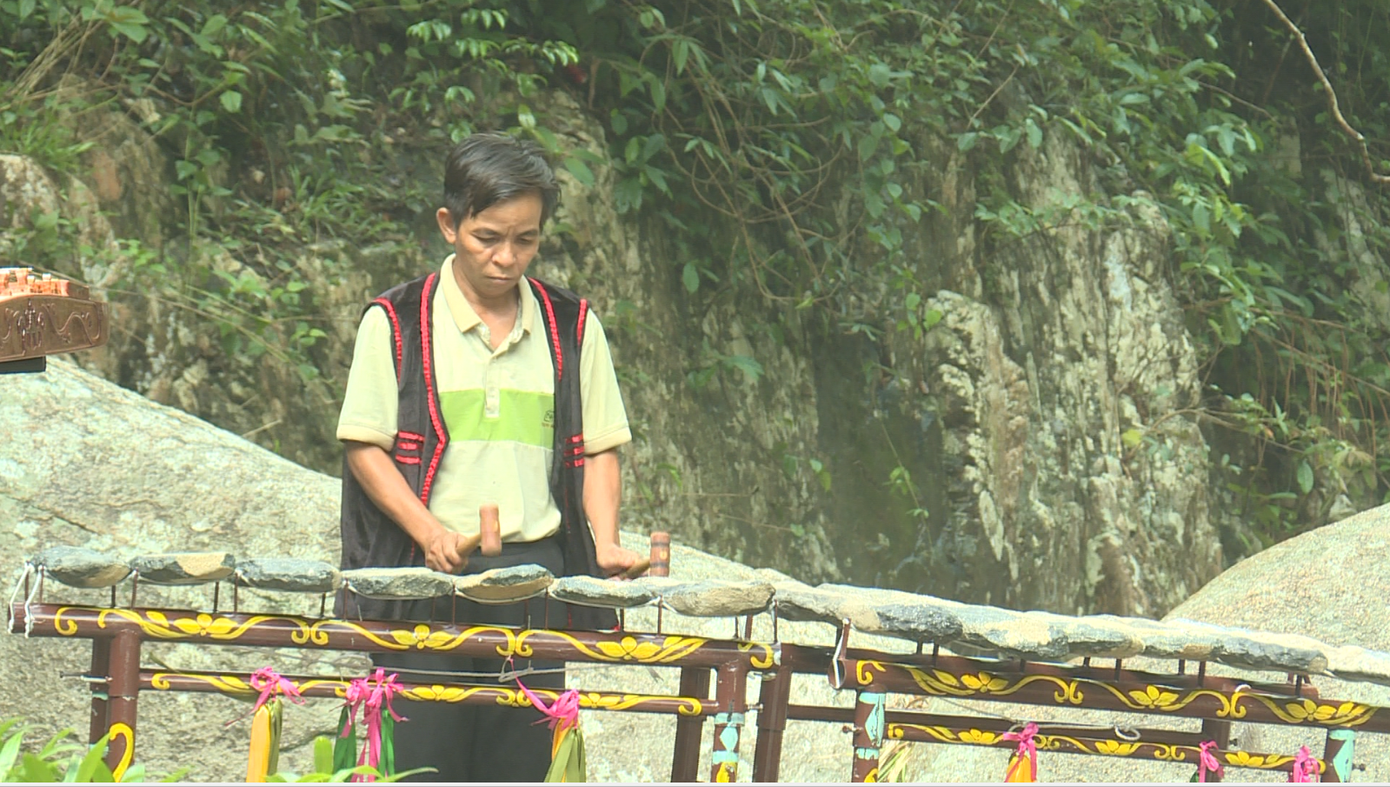 Anh Bo Bo Hùng biểu diễn đàn đá. Anh Bo Bo Hùng biểu diễn đàn đá.