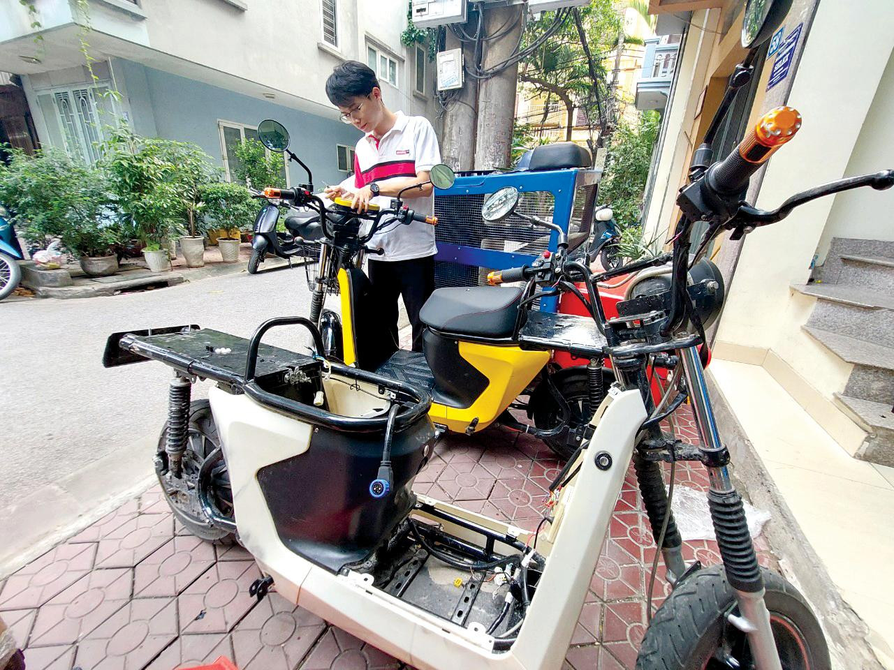 Kỹ sư thay pin cho xe điện Ảnh: Quỳnh Nga