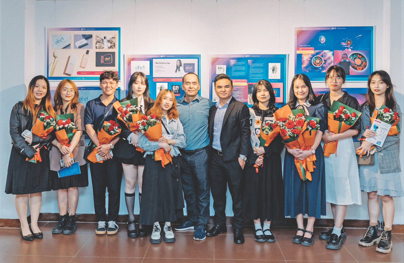 NTK Nguyễn Tri Phương Đông (giữa) cùng nhóm sinh viên ĐH Duy Tân trong ngày triển lãm các logo giật giải quốc tế Ảnh: NVCC