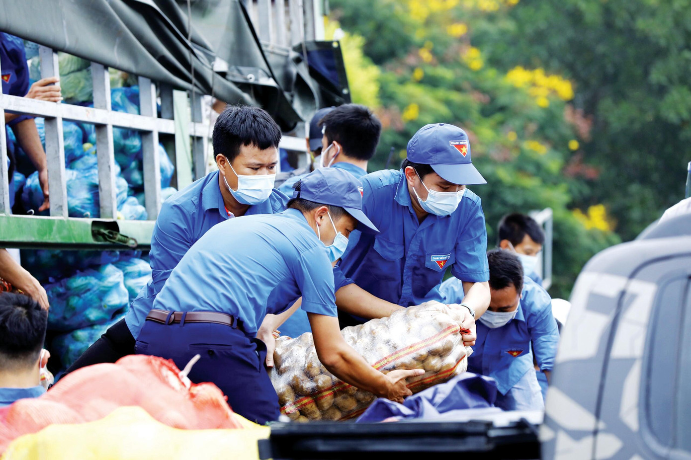 Thanh niên tình nguyện bốc vác rau củ, nhu yếu phẩm tặng người dân Thủ đô Hà Nội thời điểm giãn cách xã hội Thanh niên tình nguyện bốc vác rau củ, nhu yếu phẩm tặng người dân Thủ đô Hà Nội thời điểm giãn cách xã hội