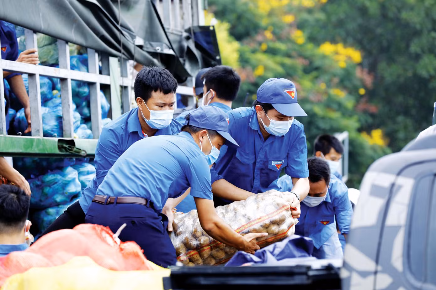Thanh niên tình nguyện bốc vác rau củ, nhu yếu phẩm tặng người dân Thủ đô Hà Nội thời điểm giãn cách xã hội
