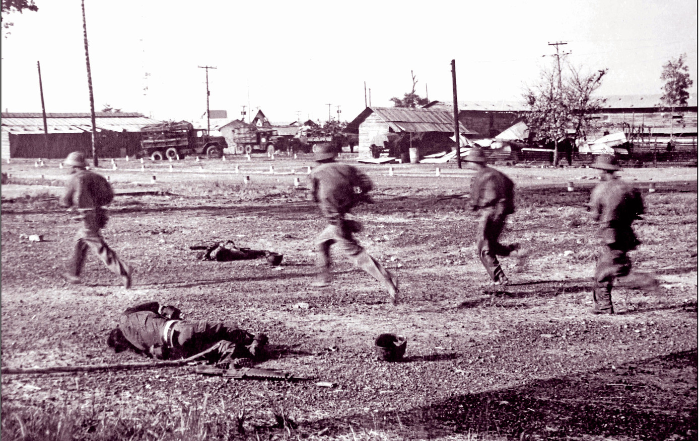 Bộ binh Sư đoàn 304 băng qua xác địch đánh chiếm căn cứ Nước Trong. Ảnh: Đ.Q.Thành